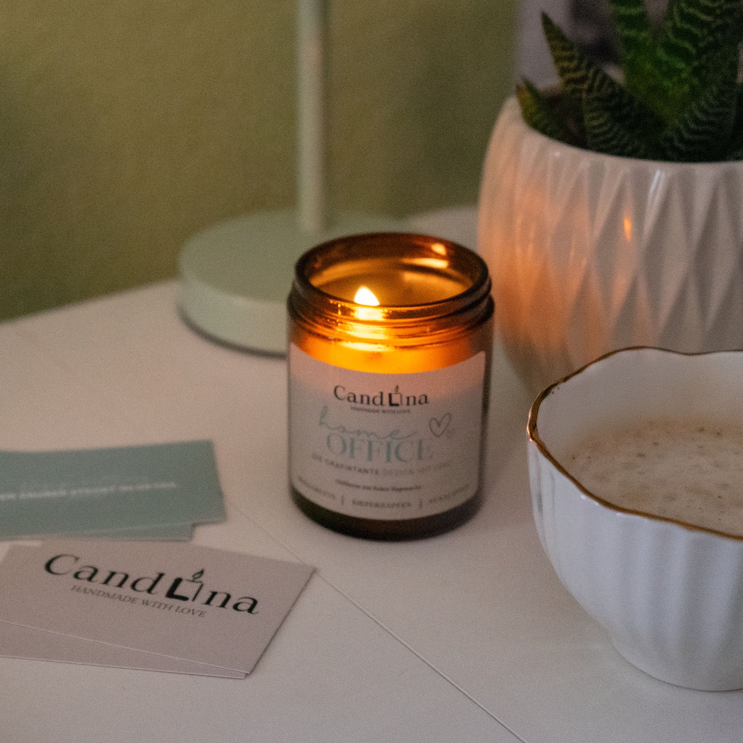 HOMEOFFICE Duftkerze Candlina x DieGrafiktante