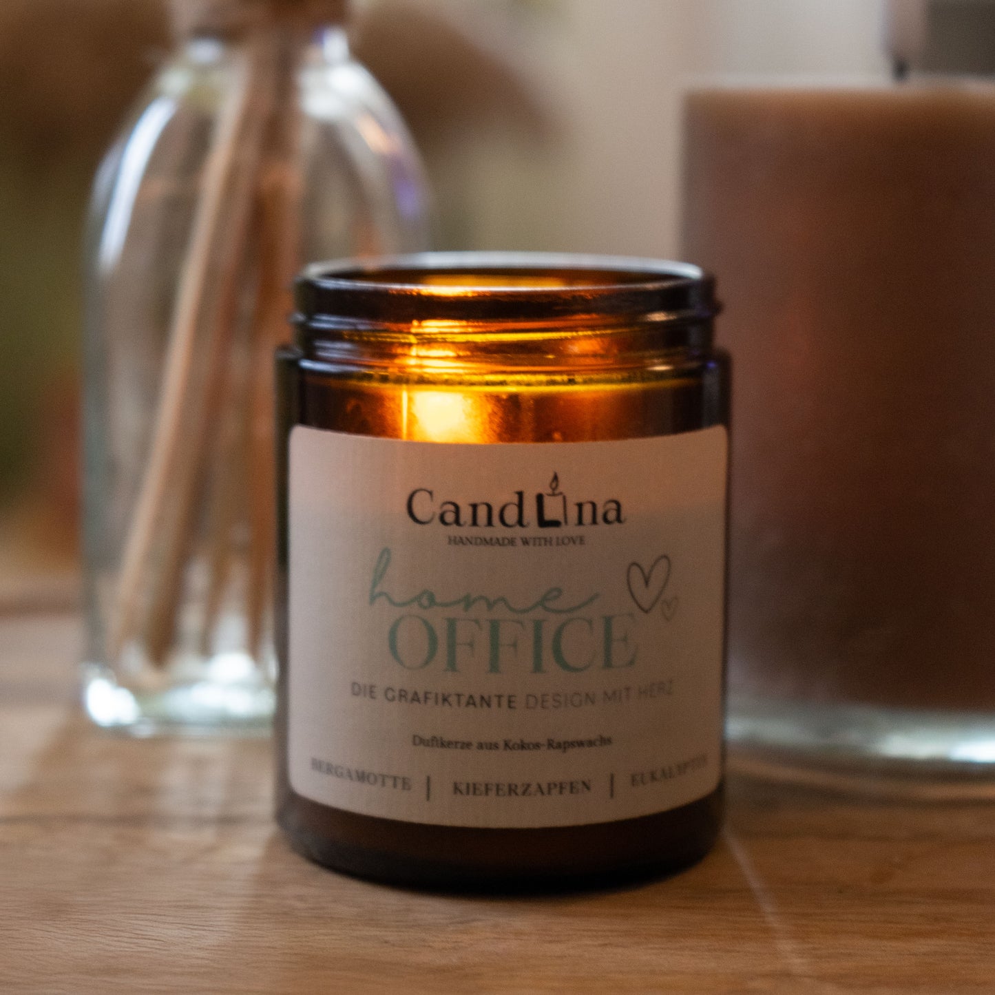 HOMEOFFICE Duftkerze Candlina x DieGrafiktante