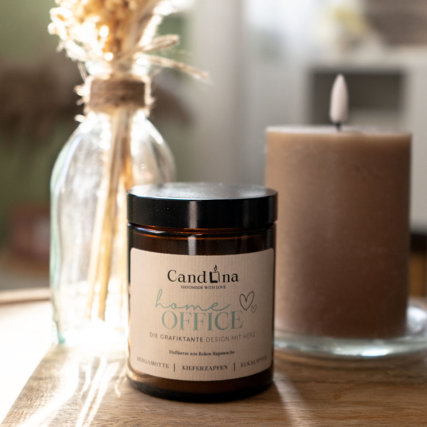 HOMEOFFICE Duftkerze Candlina x DieGrafiktante
